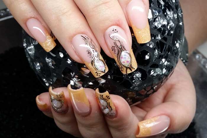 Naildesign mit Liquid Stones