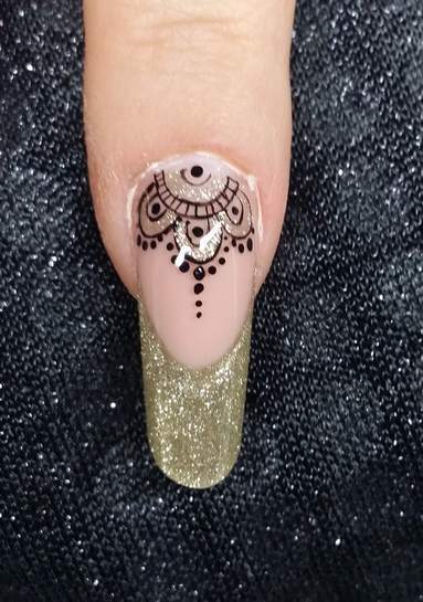 Nailart mit Acrylfarbe malen